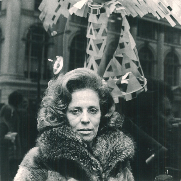 01_Zuzu_Angel_em_NY_início_anos_70_Acervo_Instituto_Zuzu_Angel_01